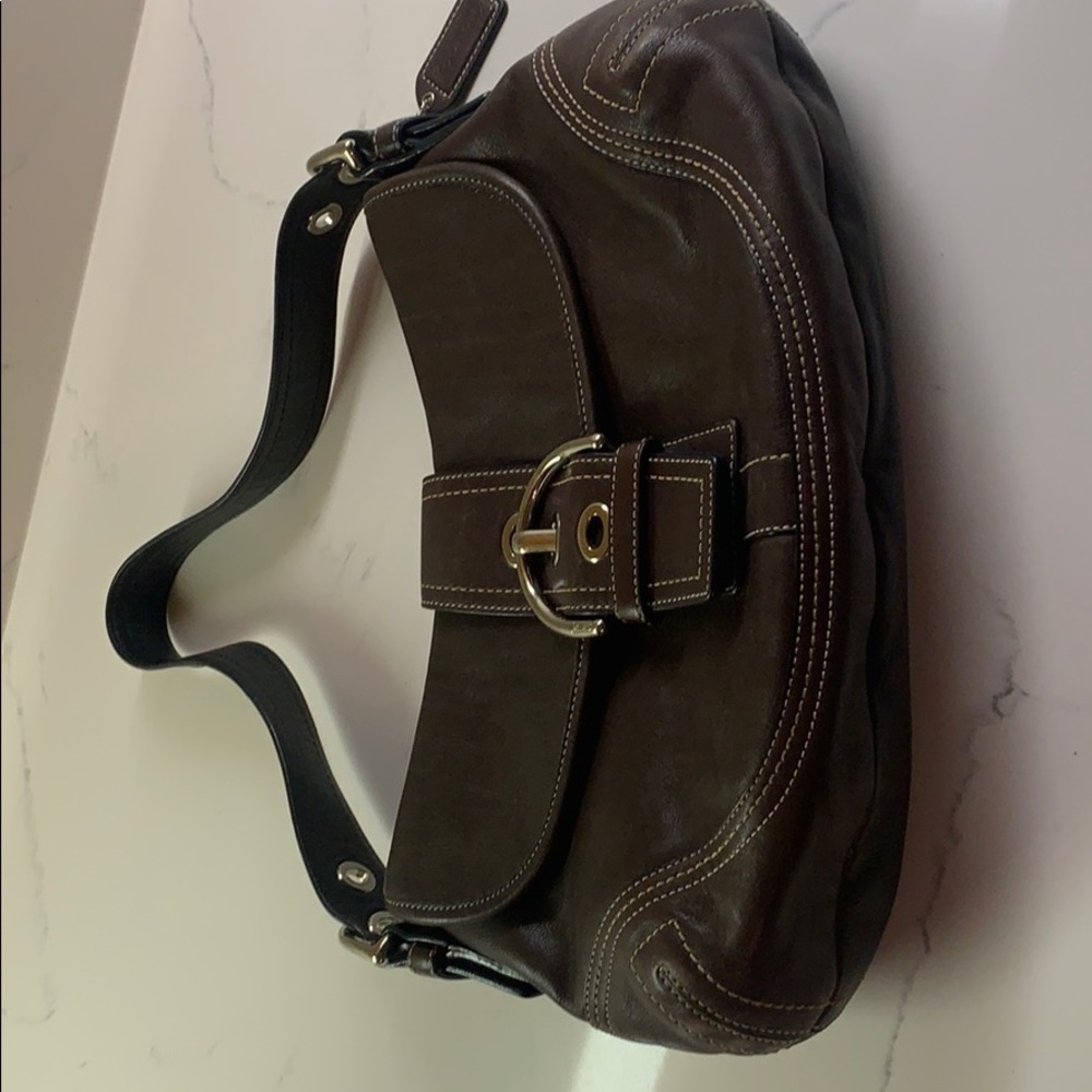 Coach Handbag Brown leather magnetic catch .